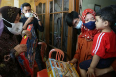 Bawa Mainan untuk Anak...