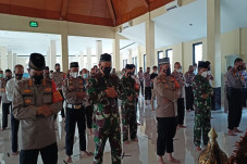 TNI dan Polisi di Depok...