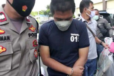 Pria ini Cekik Teman...