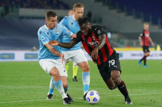 Milan Dibantai Lazio,...