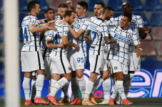 Tekuk Crotone, Inter...