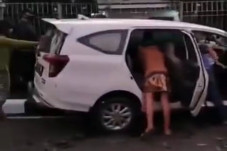 Minibus Tabrak Pohon...