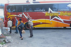 Penumpang Bus Pilih...