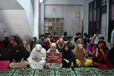 ARW Berbagi, Beri Bantuan...