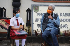 Ganjar Kunjungi Murid...