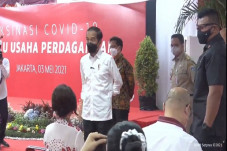 Presiden Tinjau Vaksinasi...