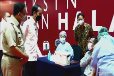 Vaksinasi di Mall, Jokowi:...