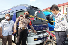 22 Mobil Travel Gelap...