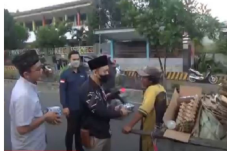 Dapat Takjil, Warga...
