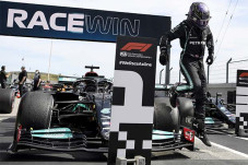 Formula 1: Lewis Hamilton...