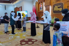 Khofifah dan ACT Santuni...