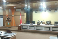 Taufan Pawe Serahkan...