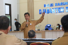 Pimpin Rapat Tanpa Masker,...
