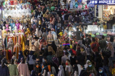 Kerumunan di Pasar Tanah...