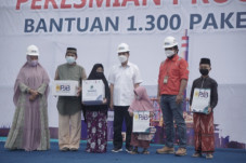 Bagikan Sembako Massal,...