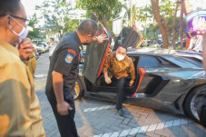 Naik Lamborghini, Jantung...