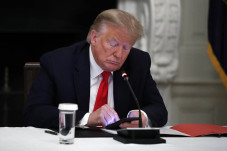 Donald Trump Luncurkan...