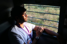 Bantuan Ngucur ke India...