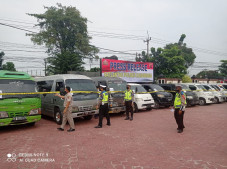 Polres Karawang Amankan...