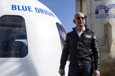 Jeff Bezos Jual Saham...