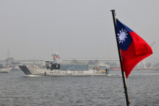 Pria China Membelot...