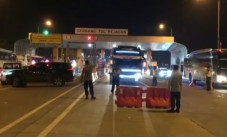 Sejumlah Bus dan Mobil...