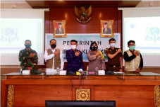 Bupati Suwirta Terima...
