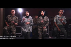 Mengharukan, Tentara...