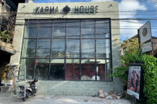 Kena Batunya, Bule Kanada...