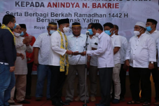 Anindya Bakrie Terima...