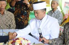 Ikuti Tradisi, Ratusan...