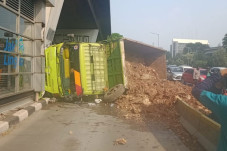 Truk Terguling, Tanah...
