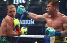 Mata Rusak Dihajar Canelo,...