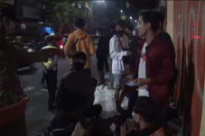 Dini Hari, Kerumunan...
