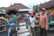 Tukang Becak dan Warga...