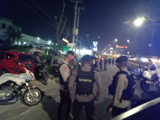 Tim Penjinak Bom Datangi...