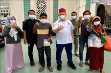 Terima Ratusan Paket...