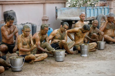 Warga India Mandi Kotoran...