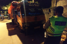 Tertimpa Bak Truk Sampah,...