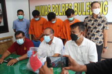 Gempar, Siswi SMP di...