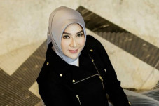 5 Gaya Glamor Yuni Sophia,...