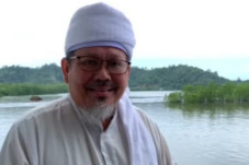 Tumbuh Besar dengan...