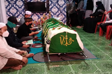 Sapri Pantun Dimakamkan...