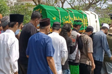Dimakamkan di TPU Ulujami,...