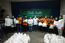 Gus AMI Bagikan Paket...