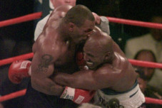 Holyfield Paling Sulit...