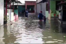 Warga Medan Belawan...