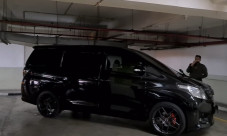 Mobil Alphard Tersangkut...