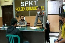 Umbar Tembakan ke Udara,...