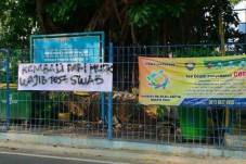 Spanduk Larangan Terima...